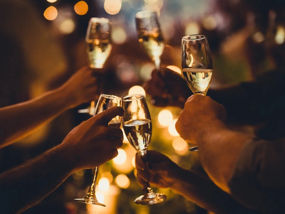 Brindisi con calici di champagne durante una festa